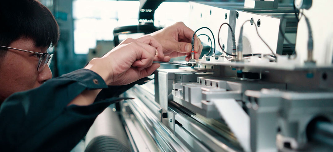 分切機(jī)糾偏裝置,實(shí)現(xiàn)材料的精準(zhǔn)分切和損耗的最小化 分切機(jī)糾偏裝置,實(shí)現(xiàn)材料的精準(zhǔn)分切和損耗的最小化